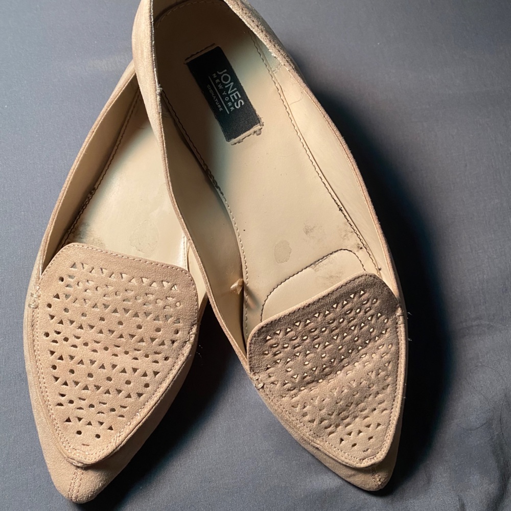 Beige pointed flats.